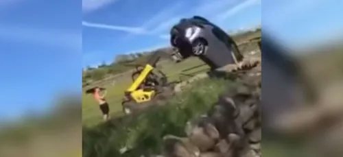 Furieux, un fermier balance une voiture garée devant son portail...
