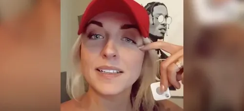 Elle découvre un traceur GPS glissé en cachette dans son sac lors...