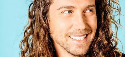 Julien Doré annonce le report de sa tournée et ajoute des dates...