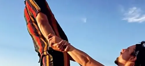 Quand Jérémy Frérot parodie une scène culte de "Titanic" avec le...