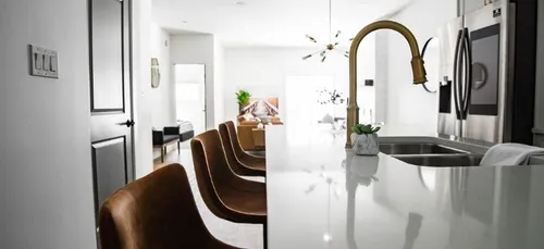 Ils découvrent que quelqu'un est rentré chez eux pour tout...