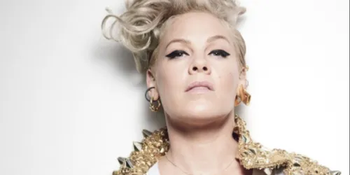 Pink fait une mauvaise blague à sa fille ! (VIDEO)