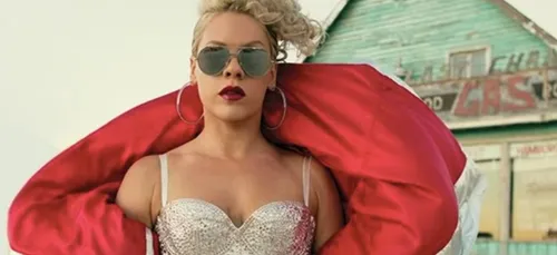 Pink : sa fille de six ans lui vole la vedette sur un tapis rouge !...