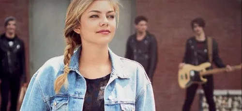 Louane rend hommage à son père décédé, sur l'album de Johnny Hallyday