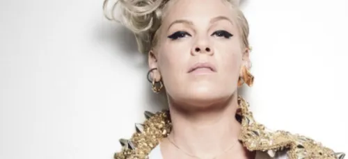 Pink chante suspendue dans le vide pour les AMAs ! (Vidéo)