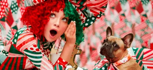 Sia invite "La Reine des Neiges" sur le clip de "Santa's Coming For...