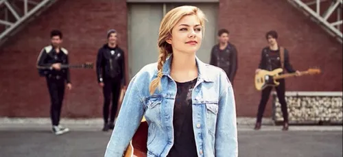 Louane fête son anniversaire en annonçant une tournée !