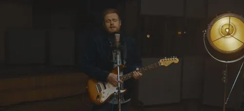 Découvrez un live inédit de Tom Walker pour "Leave A Light On"