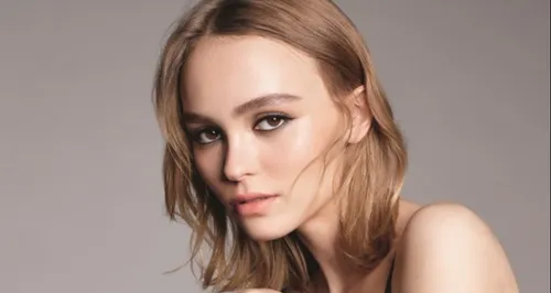 Lily-Rose Depp: trahie par les flashs, elle dévoile sa poitrine au...