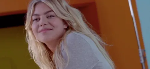 Louane nous réserve une grosse surprise ce soir (Vidéos)