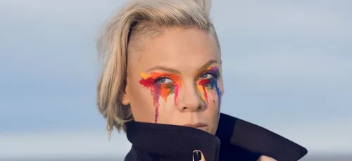 Pink : très émue après une rencontre avec une maman dans un...