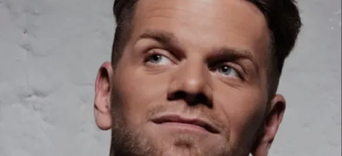 Keen’V : attaqué sur son manteau de fourrure par un fan, il répond !