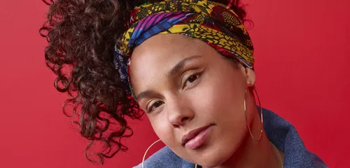 Alicia Keys : sa nouvelle coupe de cheveux très colorée fait...