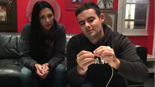 Les tutos de l'Équipe du Matin : réparer un chargeur abîmé !