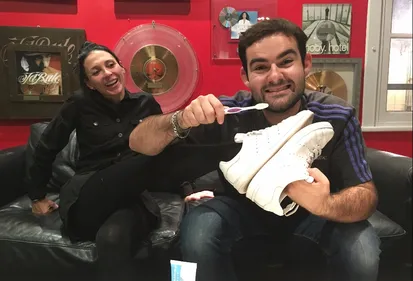 Les Tutos de l'Équipe du Matin : nettoyer les semelles blanches de...