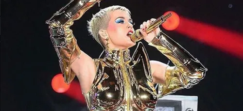 Katy Perry organise les fiançailles d'un couple gay sur scène (Vidéo)