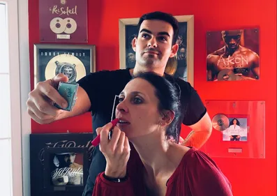 Les tutos de l’Équipe du Matin : réparer un rouge à lèvres cassé !...