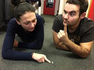 Les tutos de l’Équipe du Matin : retirer un chewing-gum sur la...