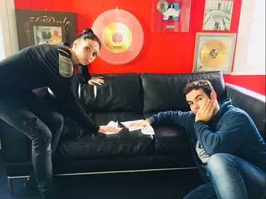 Les tutos de l’Équipe du Matin : nettoyer un canapé en cuir ! (vidéo)