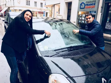 Les tutos de l’Équipe du Matin : éviter le givre sur un pare-brise...