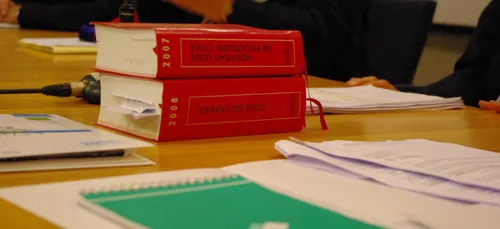 Cher : elle tourne dans un film X, son employeur la vire