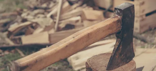 Loiret : une hache en guise d’accueil pour une huissière