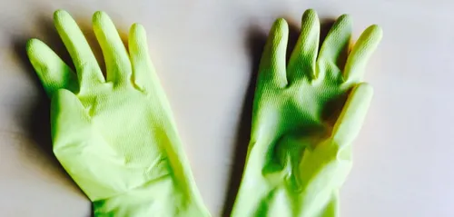 Calvin Klein se lance dans la vente de… gants ménagers ! (photos)