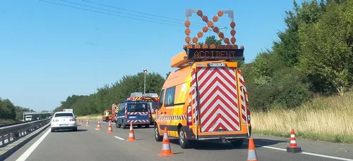 Indre-et-Loire : camion contre mur, un mort
