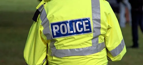 Un policier stoppe une bagarre et prend un objet dans la tête