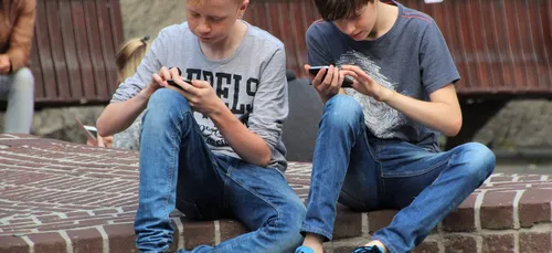 L’assemblée vote pour l’interdiction du téléphone portable à l’école