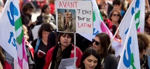Parents d’élèves et professeurs se mobilisent contre les fermetures...