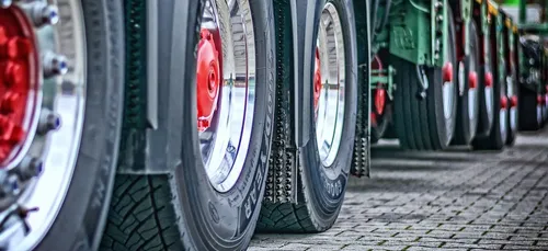 Le Mans : un camion couché sur le boulevard Demorieux