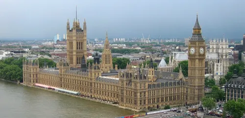 Londres : une voiture fonce sur les barrières du Parlement