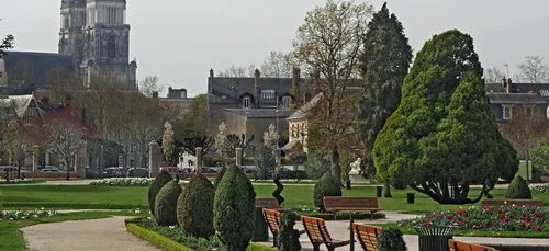 Orléans : ivre, un homme s’en prend à des jeunes au Parc Pasteur