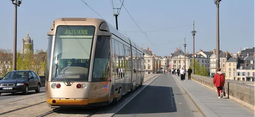 Orléans : deux lycéens sauvent un professeur dans le tram