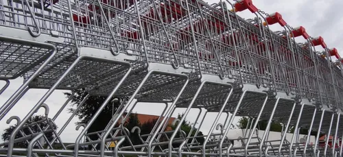 Angers : trois jeunes tentent de dérober un chariot rempli de courses