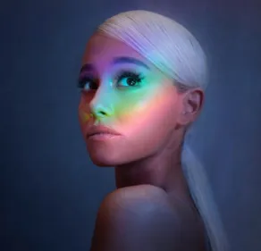 Ariana Grande recouvre son tatouage « Pete » d'une façon...