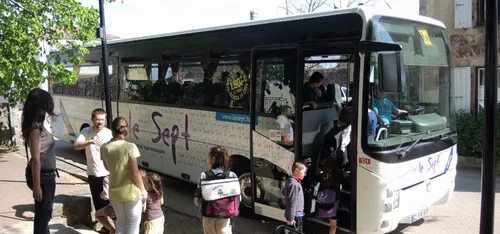 Sarthe : ils tirent sur un car scolaire