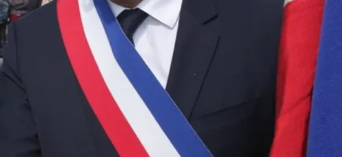 Macron absent du congrès des maires, des élus lui tournent le dos