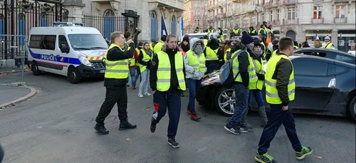 Bourges : ils tricotent une écharpe géante pour bloquer un...