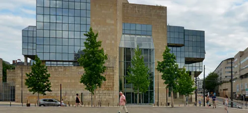 Le Mans : des Gilets Jaunes devant le palais de justice !