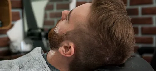 Angers : un coiffeur s’occupe des sans-abri sur son temps libre