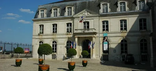 Blois : des tags et croix gammées découvertes sur un immeuble en...