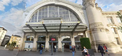 Distributeurs d’histoires courtes en gare de Tours pour fêter Balzac