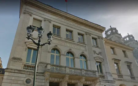 Les "goûts de luxe" du maire d’Orléans épinglés par le Canard Enchaîné