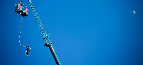 Son élastique se casse, un homme chute de plusieurs mètres pendant...