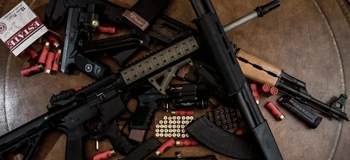 Nièvre : un fusil à pompe et une kalachnikov découverts à...