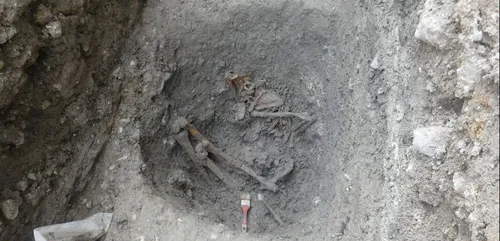 Archéologie : un deuxième squelette retrouvé les mains liées dans...