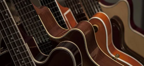 Le Mans : emprunter des guitares à la médiathèque, c’est possible !