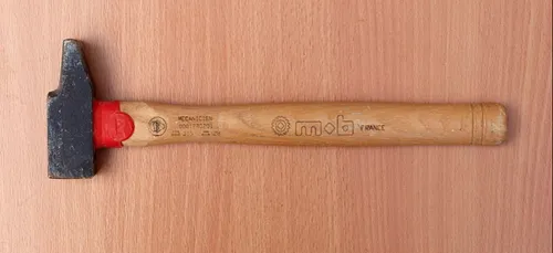 Angers : alcoolisée, elle s’en prend à des passants avec un marteau